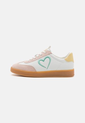 Fehér sneaker rózsaszín velúr részletekkel és menta zöld szív mintával. Gumírozott talppal és világos sárga saroktabbal rendelkezik.