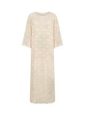 Abito in pizzo color crema, con vestibilità rilassata, scollo rotondo e maniche a tre quarti. L'orlo ondulato aggiunge texture e dettaglio di design.