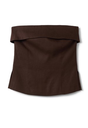 Top cruzado sin tirantes de color marrón oscuro, con dobladillo recto y discretas aberturas laterales, exhibido sobre un fondo blanco.