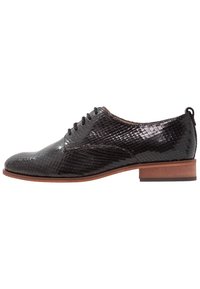 Scarpa oxford nera realizzata in materiale sintetico texturizzato con motivo similpelle di serpente, design con lacci e tacco in legno basso.