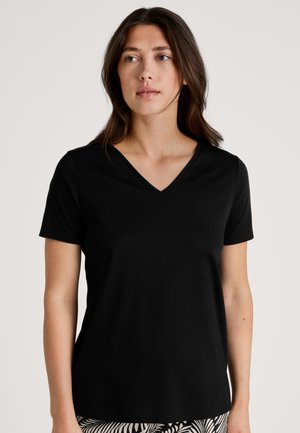 Schwarz V-Ausschnitt T-Shirt aus weichem Stoff mit kurzen Ärmeln. Einfaches Design, taillierte Passform und glatte Textur. Keine zusätzlichen Muster oder Akzente.