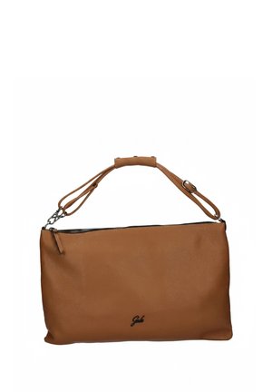 Sac bandoulière en cuir marron avec une sangle ajustable et une fermeture éclair, avec un petit logo noir à l'avant.