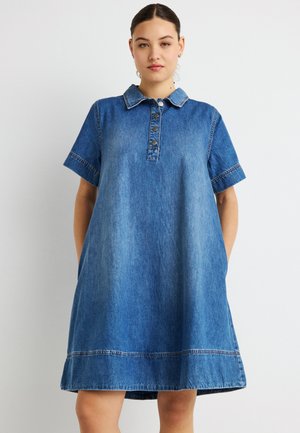 Φόρεμα από τζιν με κοντά μανίκια, γιακά με κουμπιά και πλαϊνές τσέπες. Διαβαθμισμένο χρώμα από ανοιχτό σε σκούρο μπλε, με αντιθετικές ραφές.
