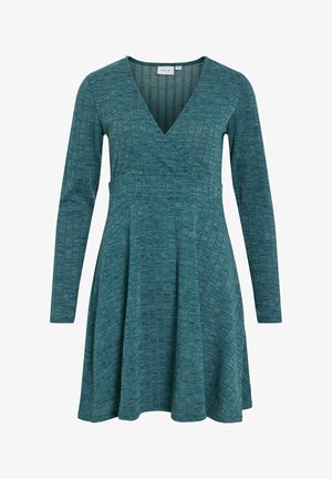 Abito lungo color teal con maniche a lunghezza intera e scollo a V, caratterizzato da un tessuto testurizzato e un corpetto aderente che si allarga in una gonna svasata. Motivo geometrico su tutta la superficie.