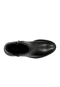 Zwarte leren enkelboot met een ronde neus, zijrits en een gestructureerde stiksels langs de rand. Gladde oppervlakte met een gevoerde binnenkant.