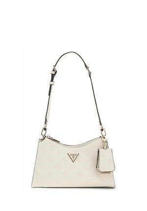 Sac à main Guess blanc en forme de trapèze avec motif logo embossé, bandoulière noire réglable, fermeture éclair et étiquette rectangulaire attachée.