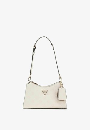 Sac à main Guess blanc en forme de trapèze avec motif logo embossé, bandoulière noire réglable, fermeture éclair et étiquette rectangulaire attachée.