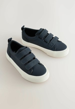 Mørkeblå lærreds sneakers med tre justerbare velcroremme og hvide gummisåler, med en struktureret tåhætte og lille træksnor.