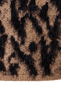 Braun gestrickter Schal mit einem strukturierten, schwarzen Leopardenmuster, der weiche, flauschige Akzente und einen gerippten Rand aufweist.