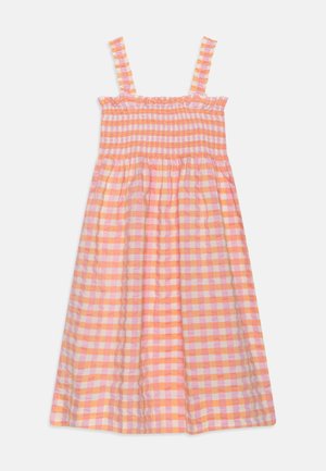 Ærmeløs sommerkjole med elastisk rynket krop og orange, pink og hvid ternet mønster.