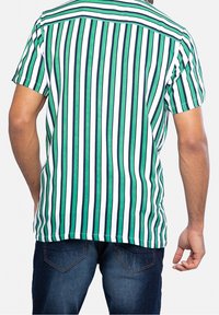 Camicia a maniche corte con strisce verticali in verde, navy e bianco. Tessuto leggero con taglio dritto e design del colletto casual.