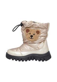 Stivale invernale dorato imbottito e lucido con suola in gomma nera. Presenta un volto di orso cucito in marrone chiaro sul lato e una chiusura con stringa nella parte superiore.