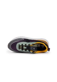 Tenisky s fialovo-zeleno-žltou farebnou schémou, vyrobené z textilu a gumy, s textúrovanou podrážkou a výrazným logom na jazyku.