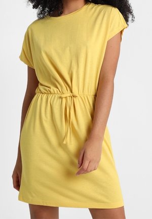 Żółta sukienka z krótkim rękawem o luźnym kroju, z marszczonym pasem i sznurkiem do regulacji. Wykonana z miękkiego, lekkiego materiału.