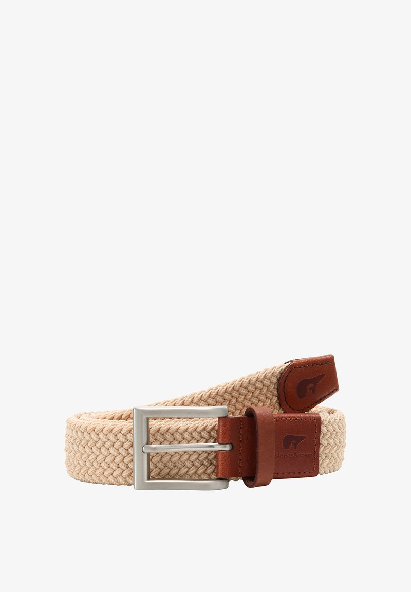 Geweven beige riem met een zilveren metalen gesp en bruine leren accenten. Heeft een gevlochten textuur en logo-detail op het leer.