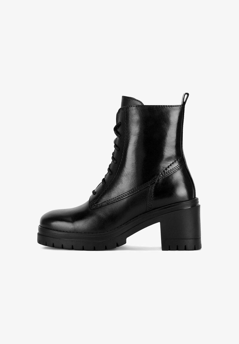 Czarne skórzane botki za kostkę z okrągłym noskiem, sznurowanym przodem i masywnym obcasem. Teksturowana powierzchnia i wyraźna podeszwa z bieżnikiem.