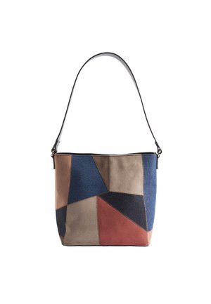 Sac à épaule en patchwork avec des blocs de couleurs géométriques en bleu, beige et rouille ; il possède une bandoulière en cuir noir et des accents cousus.