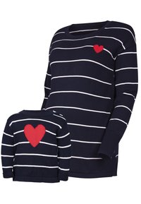 Námořnické pruhované svetry pro dospělé i děti s bílými pruhy. Oba mají červený srdcový motiv na přední i zadní straně.