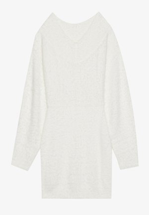 Baltas per didelis megztinis su V formos iškirpte, ilgomis rankovėmis ir tekstūruotu mezgimo raštu. Minkšta, pūkuota medžiaga su laisvu siluetu.