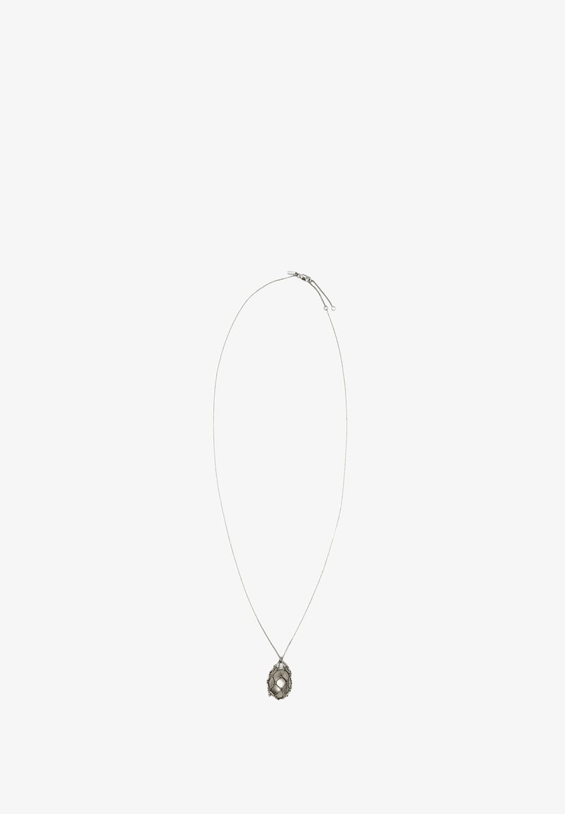 Collier chaîne en argent avec un pendentif ovale enveloppé dans un design en maillage de fil complexe, sur un fond blanc.