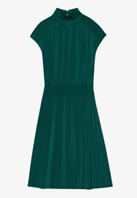 Mörkgrön klänning i knä längd med korta ärmar och en veckad mock turtleneck krage, med en figurnära midja och slät tygtextur.