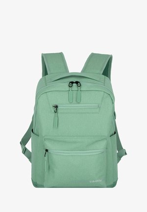 Muntgroene rugzak met textuurstof, verstelbare gevoerde schouderbanden, voorzipperzakken en zijnetzakken voor opslag.