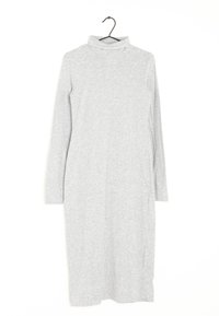 Robe grise à manches longues avec un col montant, fabriquée en tissu doux et lisse. Présente une coupe droite et des fentes sur les côtés pour faciliter les mouvements.