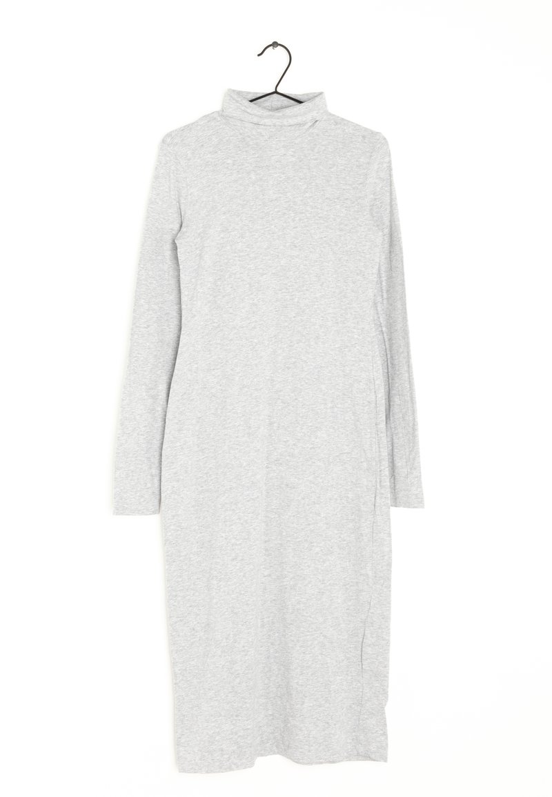Robe grise à manches longues avec un col montant, fabriquée en tissu doux et lisse. Présente une coupe droite et des fentes sur les côtés pour faciliter les mouvements.