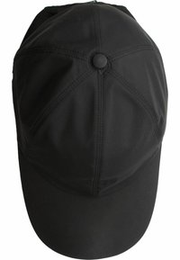 Gorra negra con una tela suave, corona redondeada y acentos cosidos. Presenta un botón en la parte superior y una visera curvada.