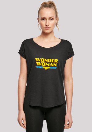 Svart kortermet t-skjorte med et gult og blått "Wonder Woman"-motiv. Myk stoff med løs passform og rund hals.