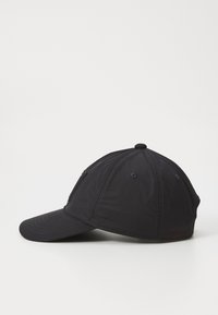 Fekete baseball sapka könnyű anyagból. Kerek koronával, ívelt napellenzővel és egyszerű varrással rendelkezik. Nincsenek látható logók vagy minták.