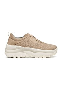 Sneaker beige con tomaia in suede lavorato, suola in gomma e intersuola spessa e ammortizzata. Dotata di chiusura stringata e linguetta sul tallone.
