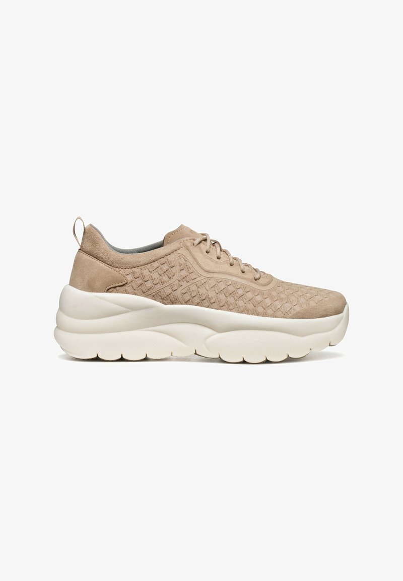 Sneaker beige con tomaia in suede lavorato, suola in gomma e intersuola spessa e ammortizzata. Dotata di chiusura stringata e linguetta sul tallone.