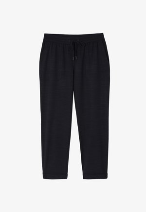 Czarne spodnie sportowe z elastycznym paskiem w talii, dwoma bocznymi kieszeniami, zwężanymi nogawkami oraz miękkim, teksturowanym wykończeniem materiału.