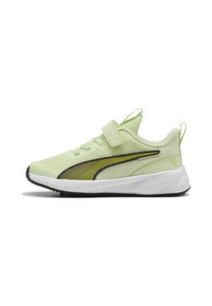 Zapatilla deportiva Puma verde claro con raya lateral negra y amarilla, suela blanca, tira de velcro y lengüetas en el talón y la lengüeta.