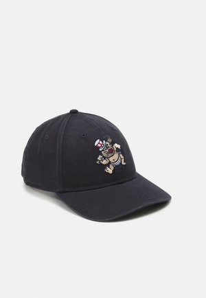 Casquette de baseball noire avec un carlin dessiné brodé portant une tenue rayée et un chapeau rouge, blanc et bleu sur le panneau avant.