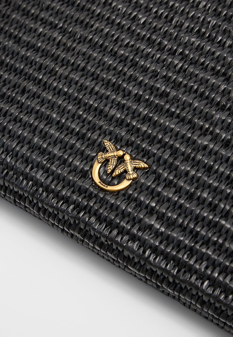 Czarna, pleciona tekstura z małym złotym emblematem z dwoma ptakami siedzącymi na okrągłym pierścieniu, z napisem "PINKO".