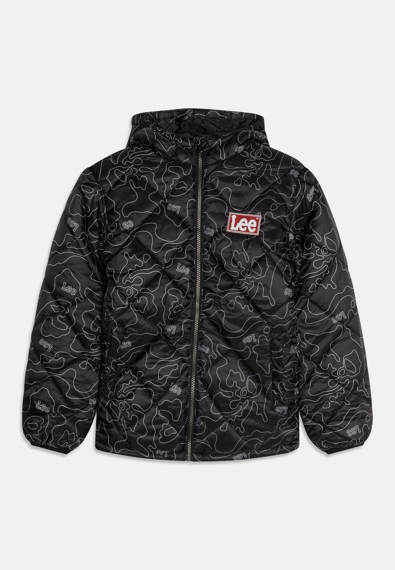 Giacca nera trapuntata con un motivo astratto bianco. Include una chiusura a zip sul davanti e una toppa rossa con il logo Lee sul petto. Design con cappuccio.