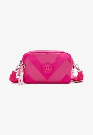 Borsa di tessuto rosa con motivo a zig zag, logo Kipling, accessori in argento e charm di Barbie. Presenta una tracolla removibile e una superficie liscia.
