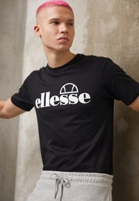 Ellesse - FUENTI - Print T-shirt - black Thumbnail Image 1