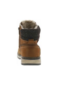 Bottine en daim marron avec un col en feutre gris. Comprend une fermeture éclair sur le côté, une doublure rembourrée et une semelle en caoutchouc texturée avec un talon empilé.