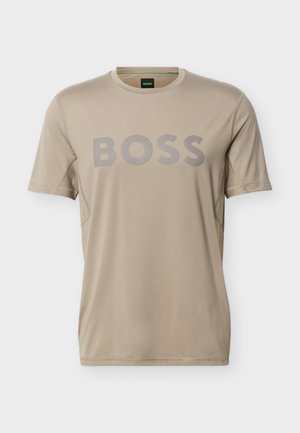 Beige T-skjorte med korte ermer og rund hals, med "BOSS" trykket i store, stripete grå bokstaver over brystet.