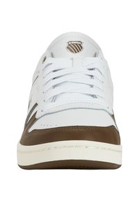 Vita atletiska sneakers med bruna detaljer, med rund tå, snörning och K-Swiss-logotyp på tungan och sidan. Slät lädertextur.
