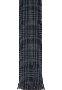 Gewebter Schal mit einem dunkelblauen und schwarzen Karomuster, verziert mit Fransen an den Enden. Weiche Textur und leichtes Design.