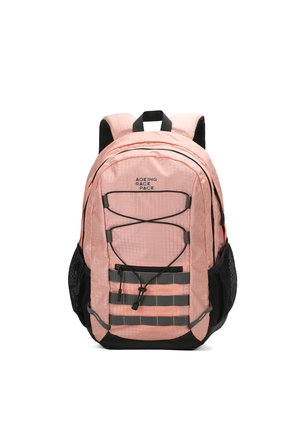 Zaino rosa chiaro con finitura testurizzata, caratterizzato da accenti neri, spallacci regolabili, molteplici tasche e un dettaglio in corda bungee sul davanti.