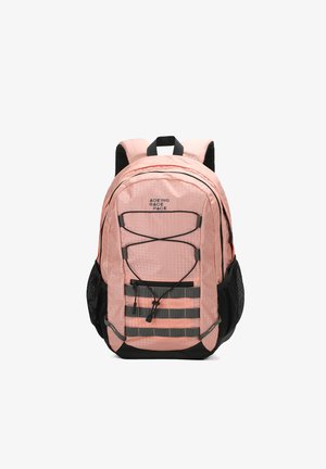 Sac à dos rose clair avec une finition texturée, présentant des accents noirs, des bretelles réglables, de multiples poches et un détail en cordon élastique à l'avant.