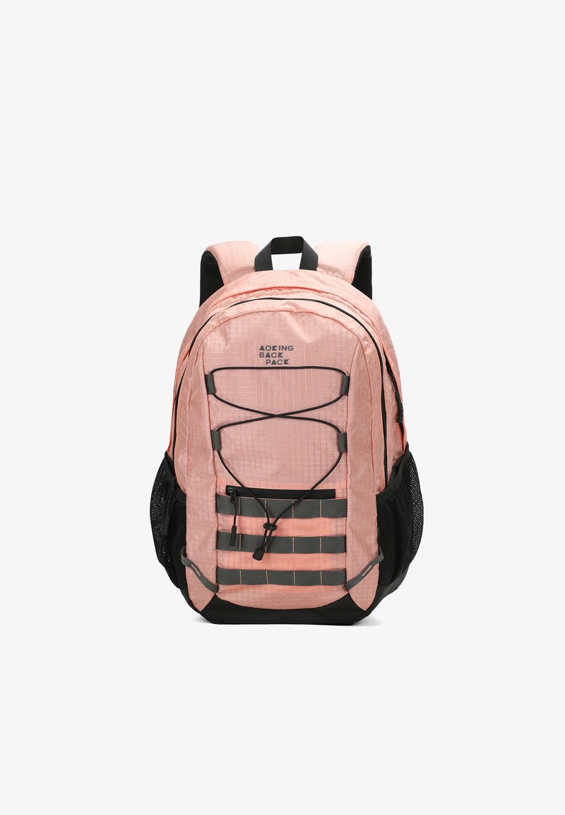 Zaino rosa chiaro con finitura testurizzata, caratterizzato da accenti neri, spallacci regolabili, molteplici tasche e un dettaglio in corda bungee sul davanti.