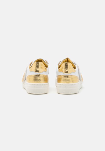 Sneaker bianchi con accenti metallici dorati sul tallone e sul lato, caratterizzati da una sovrapposizione testurizzata e una suola in gomma bianca.