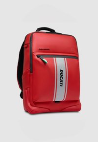Mochila roja con un exterior duradero, que cuenta con un gran bolsillo frontal, detalles en franjas plateadas y el logo de "DUCATI" mostrado de forma prominente.