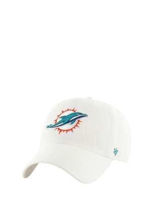 Weiße Baseballmütze mit einem türkisfarbenen Delfin-Logo und einem orangefarbenen Sonnenstrahl dahinter sowie einem kleinen türkisfarbenen „47“-Logo an der Seite.